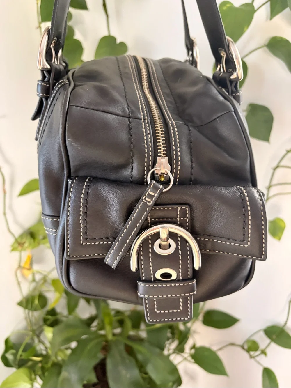 Classic Black Leather Shoulder Bag with Contrast Stitching